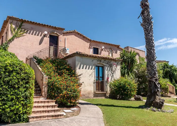 Isa-Residence: Beachside Retreat with Pool in Santa Margherita Di Pula